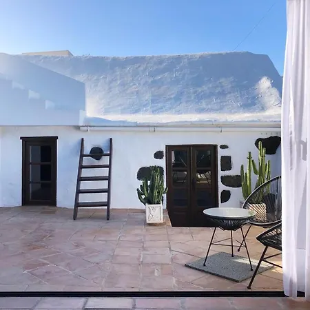 Casa Lupe. Art-inspired Courtyard House In Semesterbostad