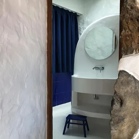 Casa Lupe. Art-inspired Courtyard House In Semesterbostad