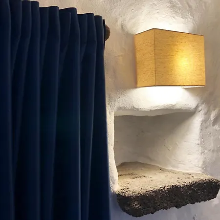 Semesterbostad Casa Lupe. Art-inspired Courtyard House In Teguise (Lanzarote)