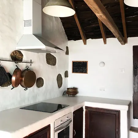 Semesterbostad Casa Lupe. Art-inspired Courtyard House In Teguise (Lanzarote)