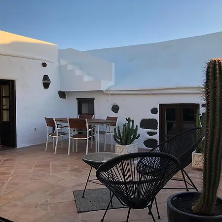 Casa Lupe. Art-inspired Courtyard House In Сasa de vacaciones Teguise (Lanzarote)
