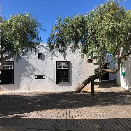 Casa Lupe. Art-inspired Courtyard House In Semesterbostad *